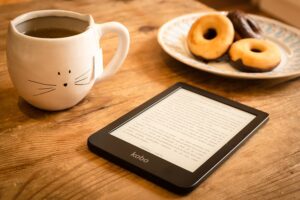 kindle with donut-3723751_640